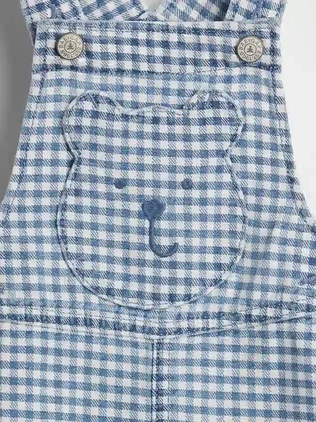 Peto corto de denim a cuadros vichy con bolsillo de osito para bebé