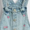Peto corto de denim bordado para bebés y niños