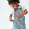 Peto corto de denim bordado para bebés y niños