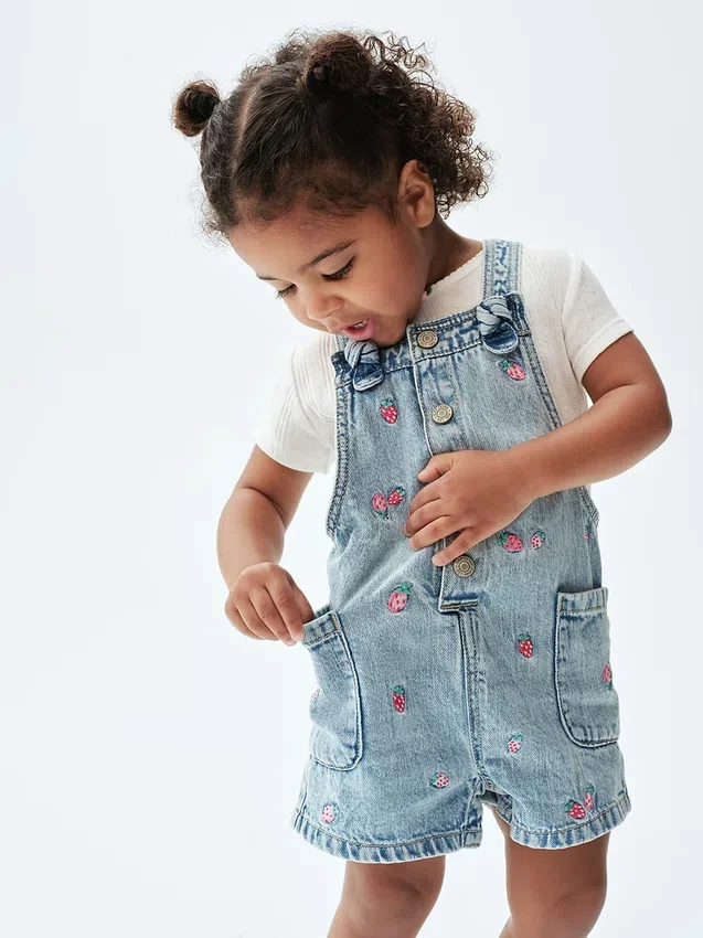 Peto corto de denim bordado para bebés y niños