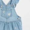 Peto de vaquero con bordado floral para bebé