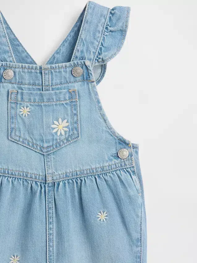 Peto de vaquero con bordado floral para bebé
