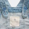 Peto de vaquero con bordado floral para bebé