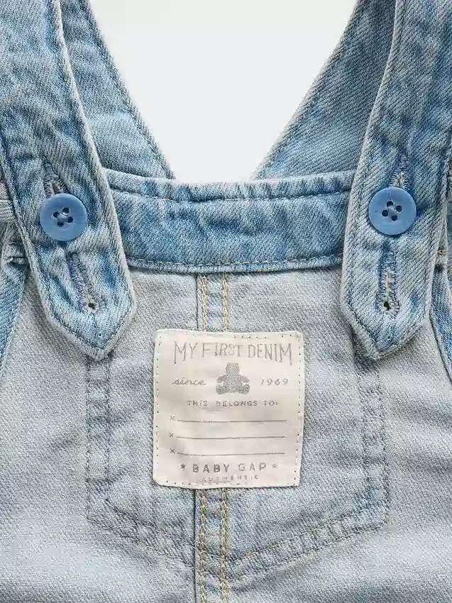 Peto de vaquero con bordado floral para bebé