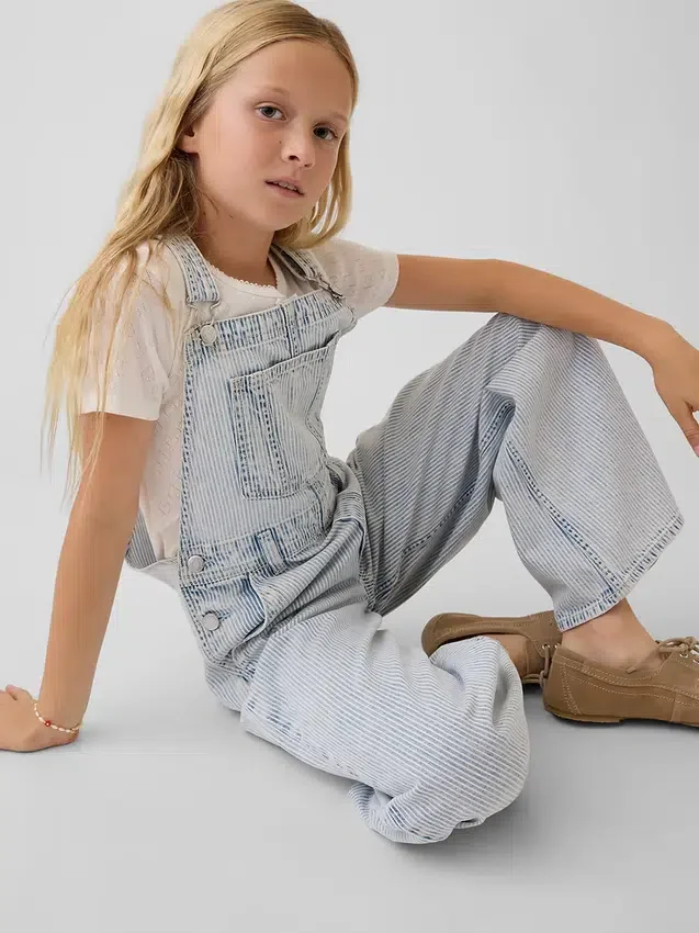 Peto holgado de denim a rayas para niños