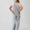 Peto holgado de denim a rayas para niños