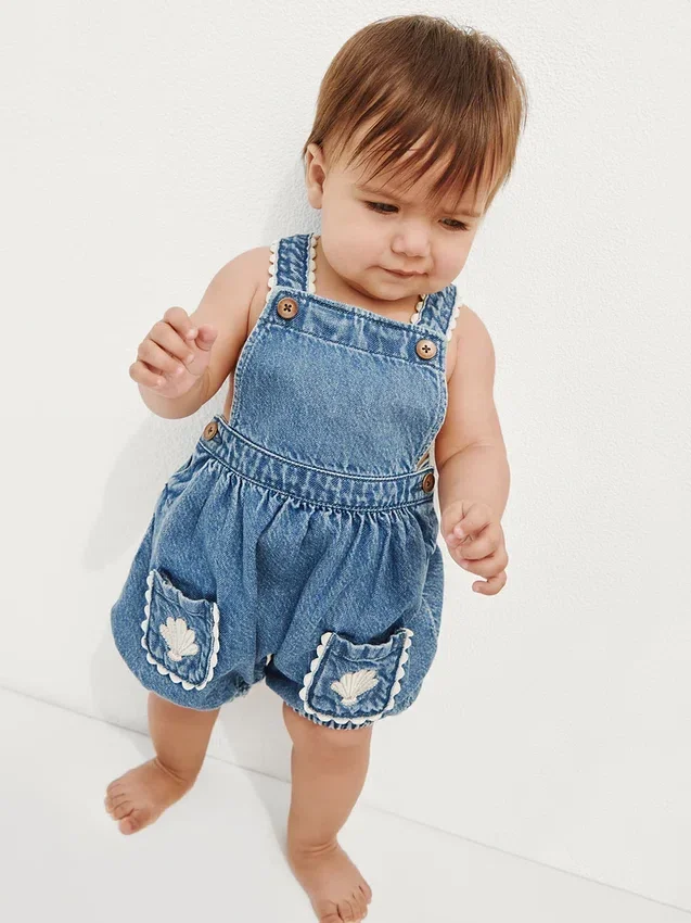 Peto tipo burbuja de denim para bebé con bolsillos de parche