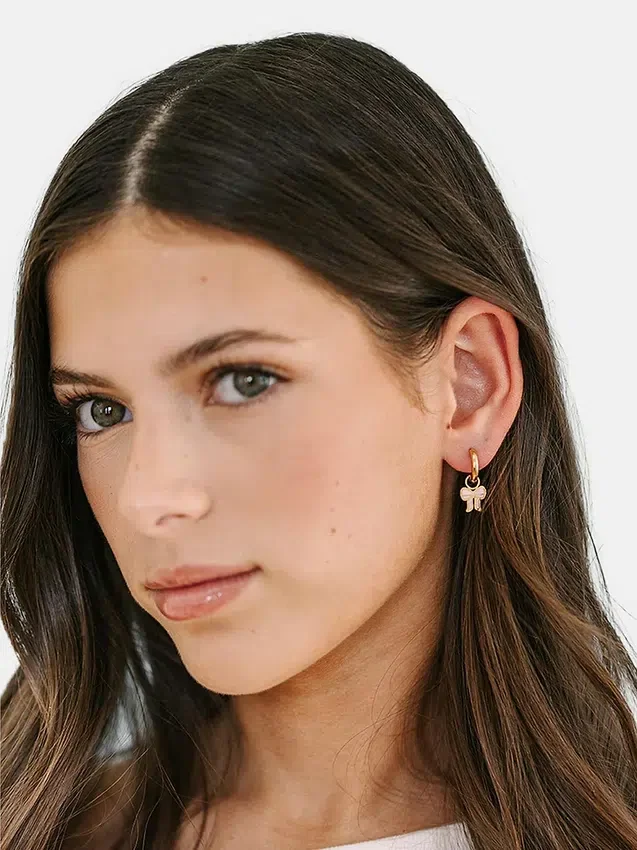 Pierced Co: Colgante de lazo rosa para pendientes tipo huggie