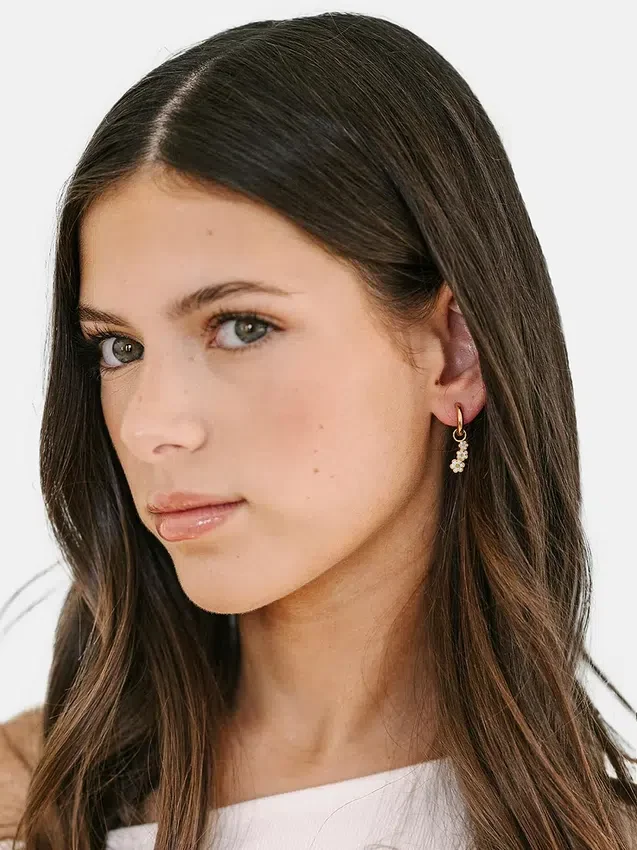 Pierced Co: Colgante de margarita para pendientes tipo huggie