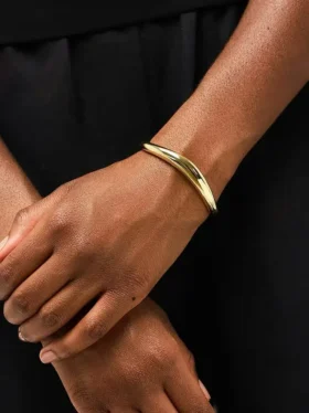 Pulsera tipo brazalete de oro de Ana Luisa Talia