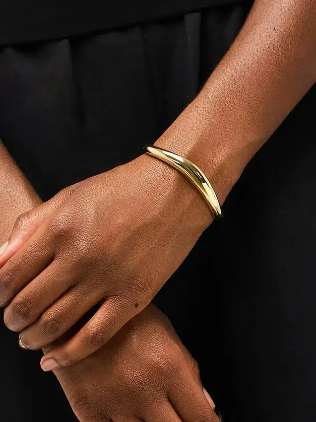 Pulsera tipo brazalete de oro de Ana Luisa Talia