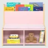 Rincón de lectura para niños pequeños con banco acolchado