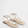 Sandalias con correa en T de ante vegano