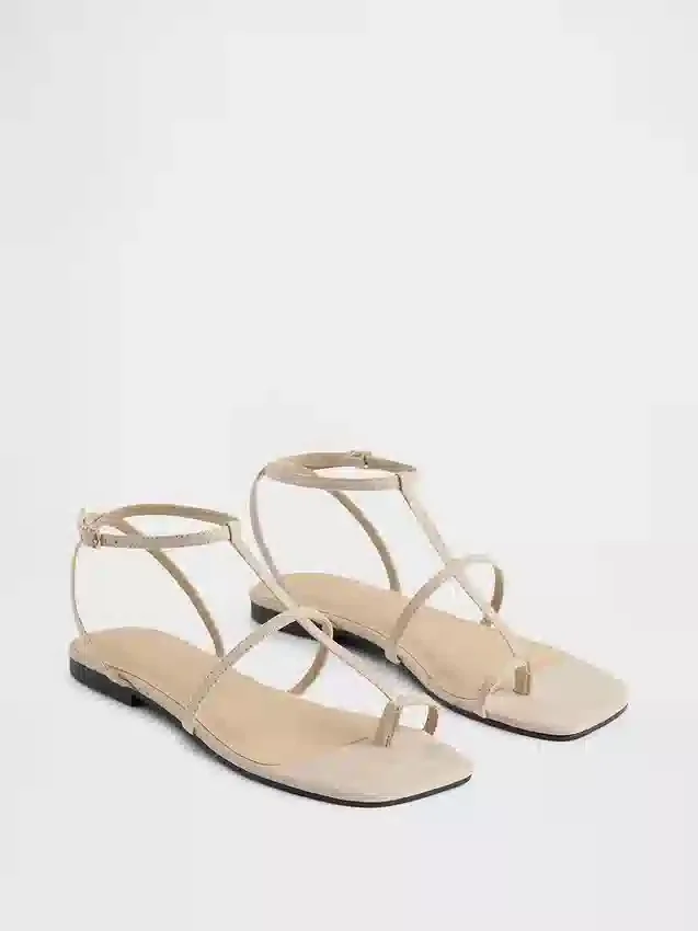 Sandalias con correa en T de ante vegano
