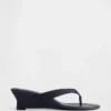 Sandalias de cuña con tiras entre los dedos de piel vegana