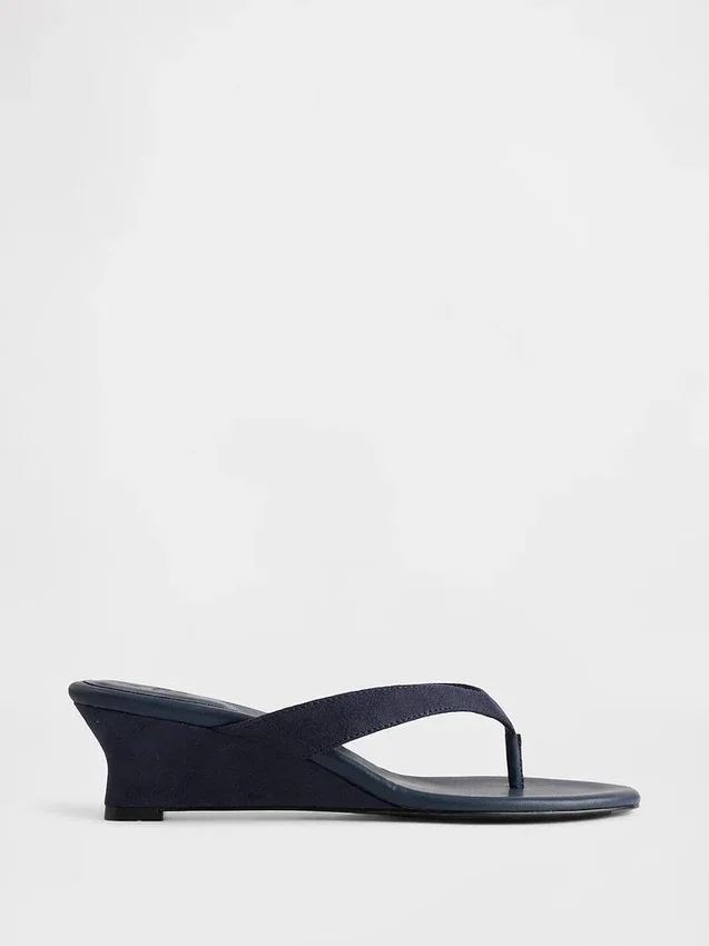 Sandalias de cuña con tiras entre los dedos de piel vegana