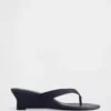Sandalias de cuña con tiras entre los dedos de piel vegana