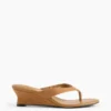 Sandalias de cuña con tiras entre los dedos de piel vegana