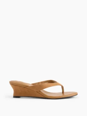 Sandalias de cuña con tiras entre los dedos de piel vegana