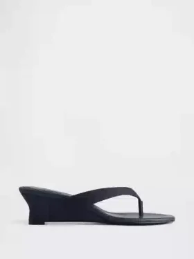 Sandalias de cuña con tiras entre los dedos de piel vegana