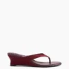 Sandalias de cuña con tiras entre los dedos de piel vegana