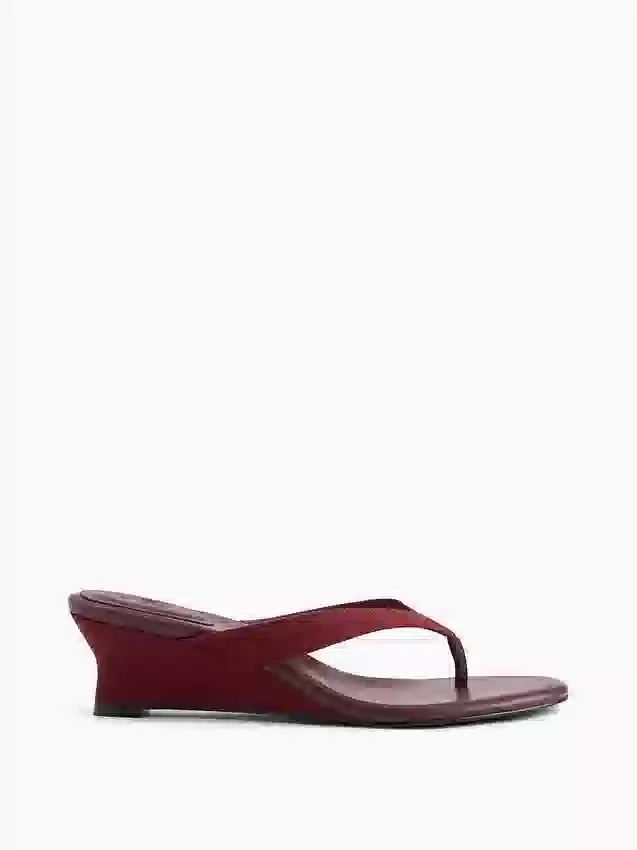 Sandalias de cuña con tiras entre los dedos de piel vegana