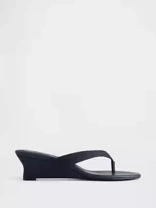 Sandalias de cuña con tiras entre los dedos de piel vegana