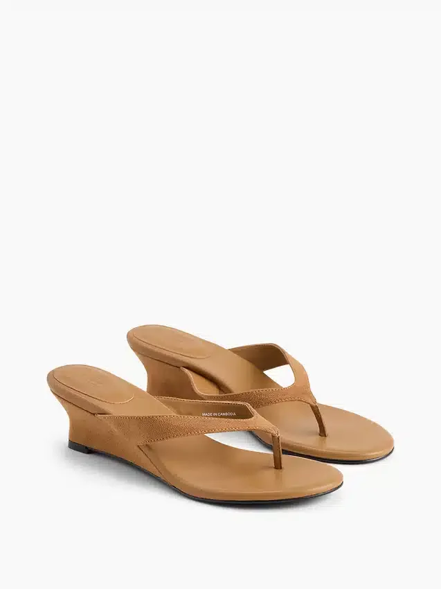 Sandalias de cuña con tiras entre los dedos de piel vegana