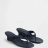 Sandalias de cuña con tiras entre los dedos de piel vegana