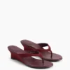 Sandalias de cuña con tiras entre los dedos de piel vegana