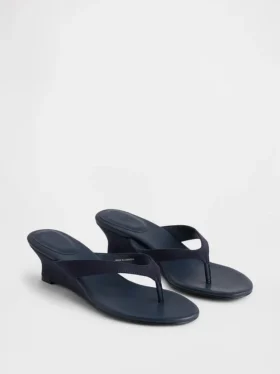 Sandalias de cuña con tiras entre los dedos de piel vegana