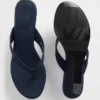 Sandalias de cuña con tiras entre los dedos de piel vegana