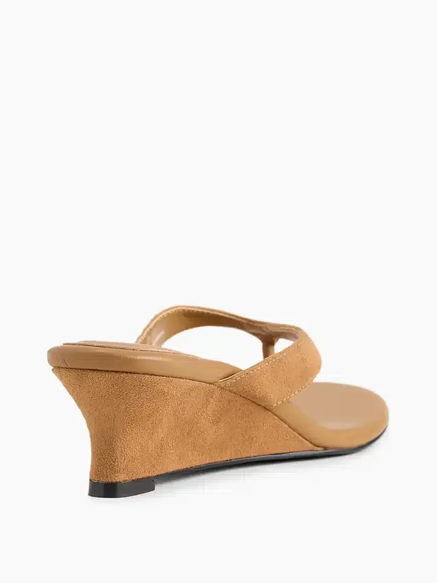 Sandalias de cuña con tiras entre los dedos de piel vegana