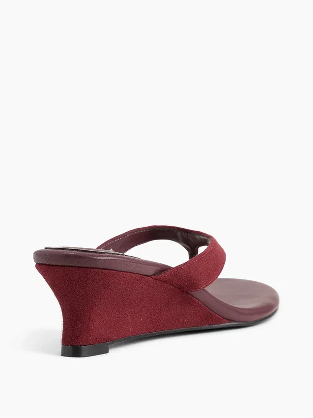 Sandalias de cuña con tiras entre los dedos de piel vegana