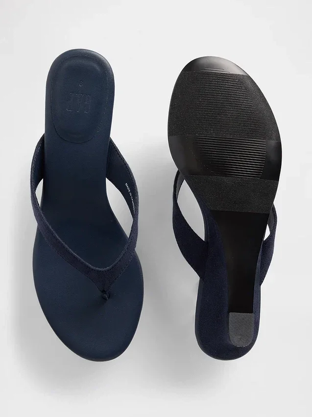 Sandalias de cuña con tiras entre los dedos de piel vegana