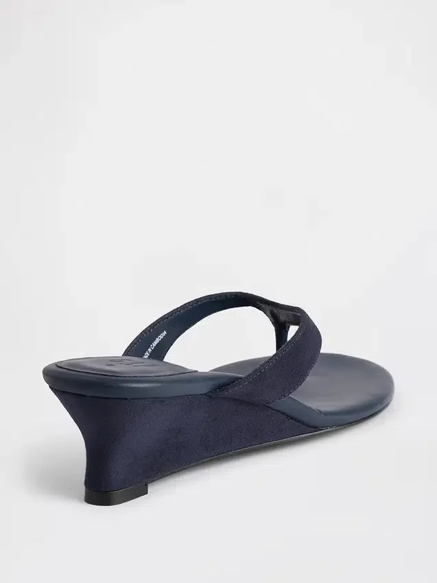 Sandalias de cuña con tiras entre los dedos de piel vegana