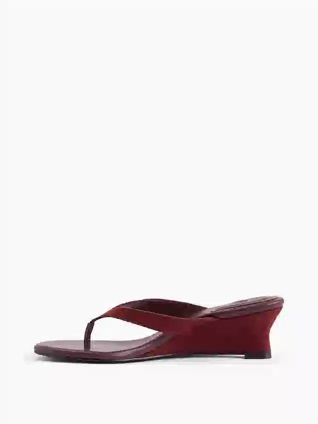 Sandalias de cuña con tiras entre los dedos de piel vegana