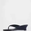 Sandalias de cuña con tiras entre los dedos de piel vegana