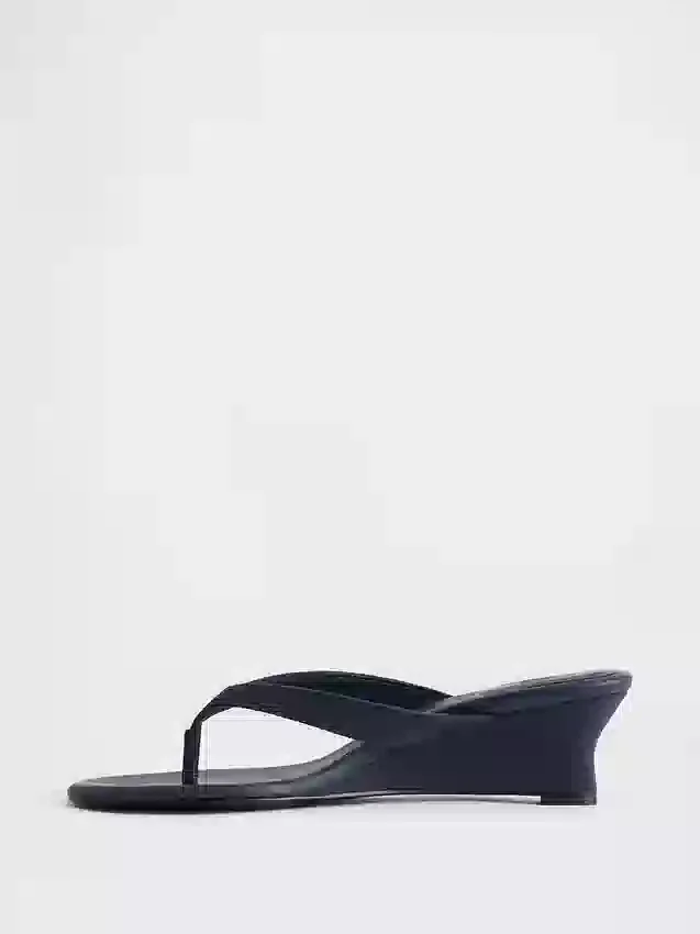 Sandalias de cuña con tiras entre los dedos de piel vegana