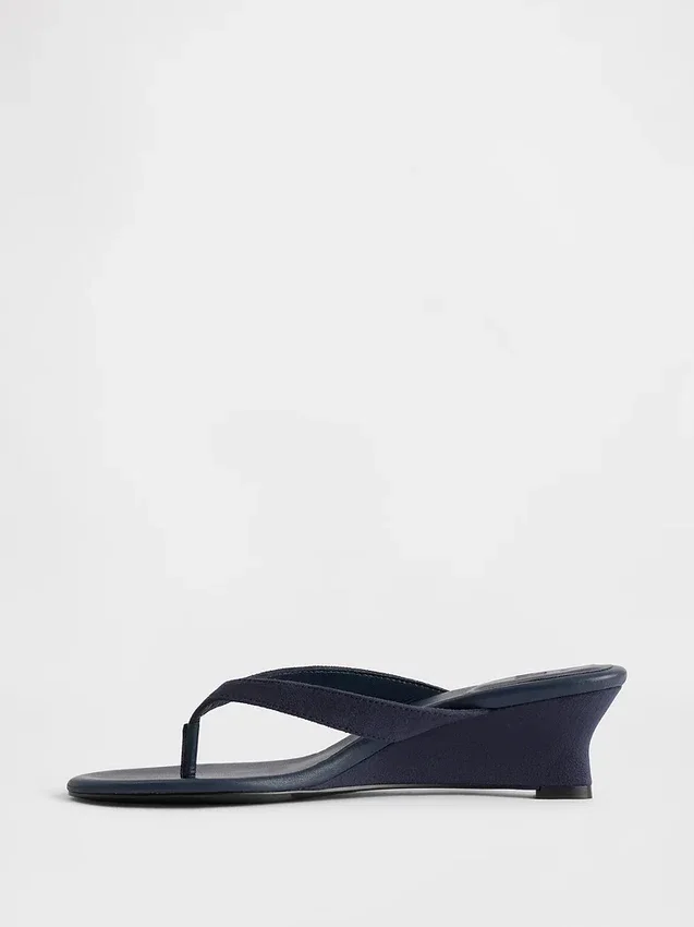 Sandalias de cuña con tiras entre los dedos de piel vegana