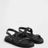 Sandalias de niño con talón abierto y tachuelas