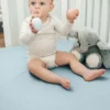 Sábana bajera ajustable de muselina de Comfy Cubs