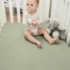 Sábana bajera ajustable de muselina de Comfy Cubs
