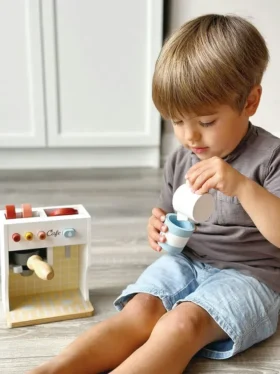 Set de juguete «Pequeño barista» para niños pequeños