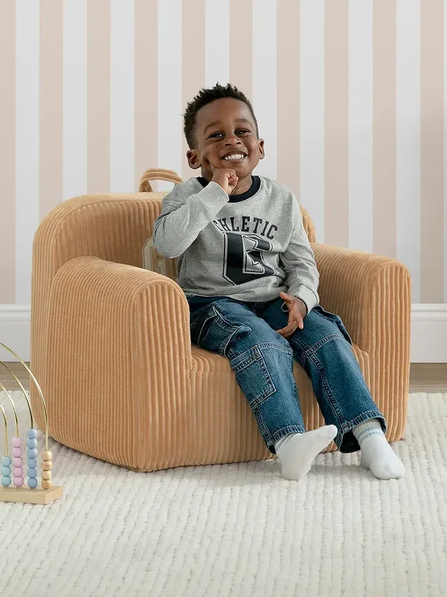 Silla de espuma con logotipo de babyGap en terciopelo acanalado