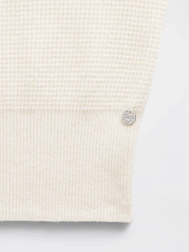 Sudadera con capucha corta de punto waffle CashSoft de GAP × Summer Fridays