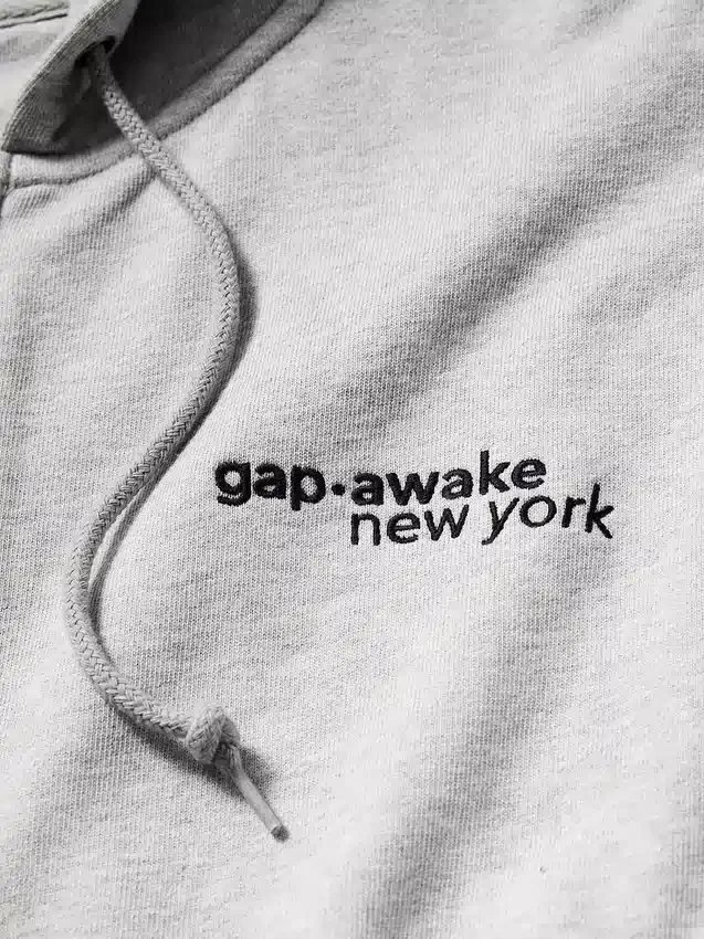Sudadera con capucha, cremallera y logo oversize de GAP × Awake NY