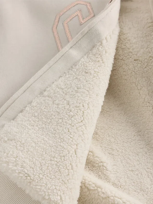 Sudadera con capucha para niños con logotipo gráfico y forro de sherpa