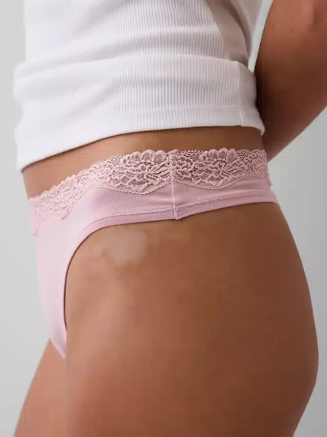 Tanga de algodón orgánico elástico con ribete de encaje