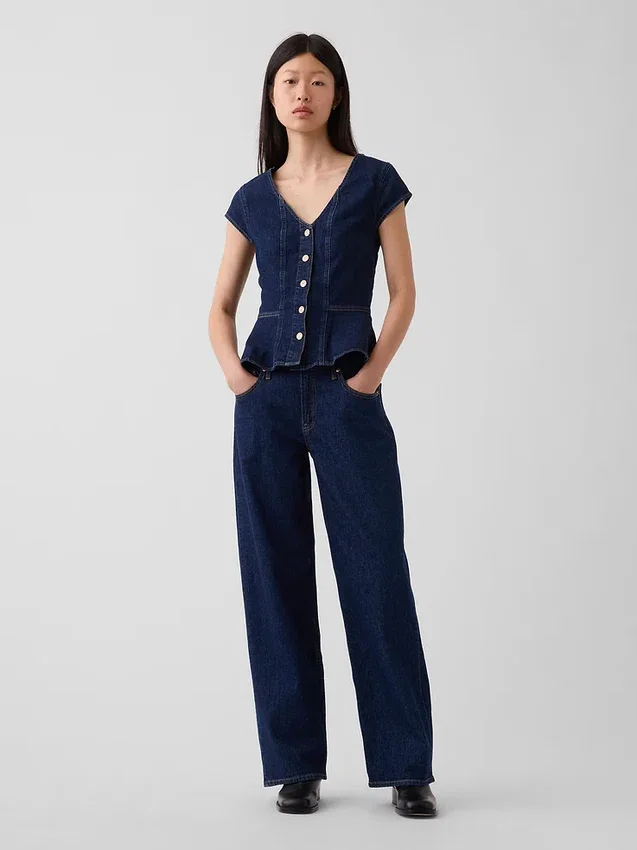 Top ajustado de denim con mangas casquillo y peplum